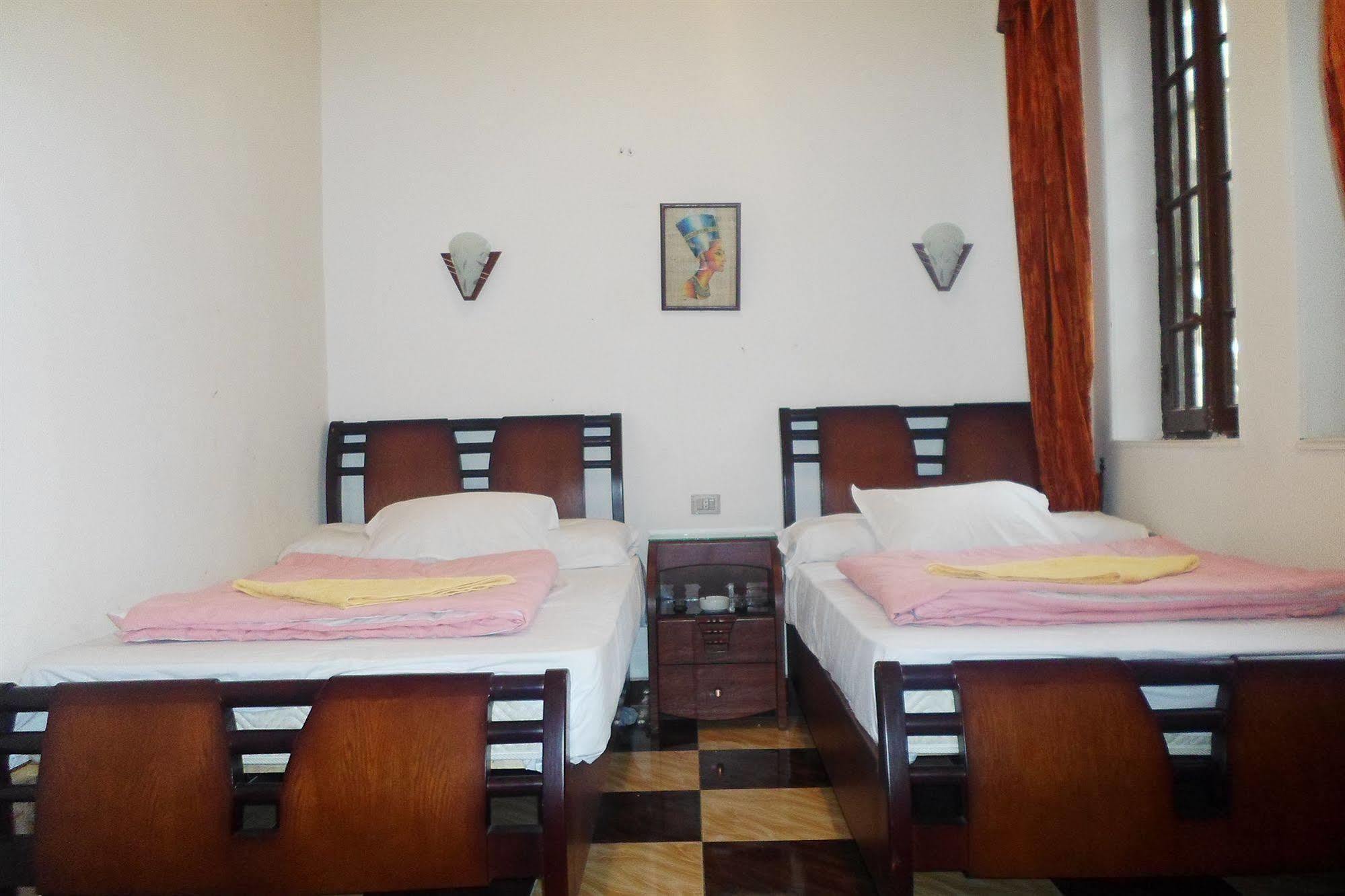 Family Palace Hostel *